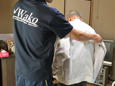 座りやすいように車椅子を調節しています。