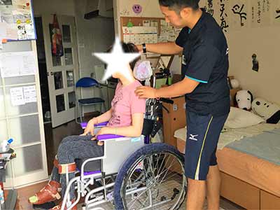 座りやすいように車椅子を調節しています。